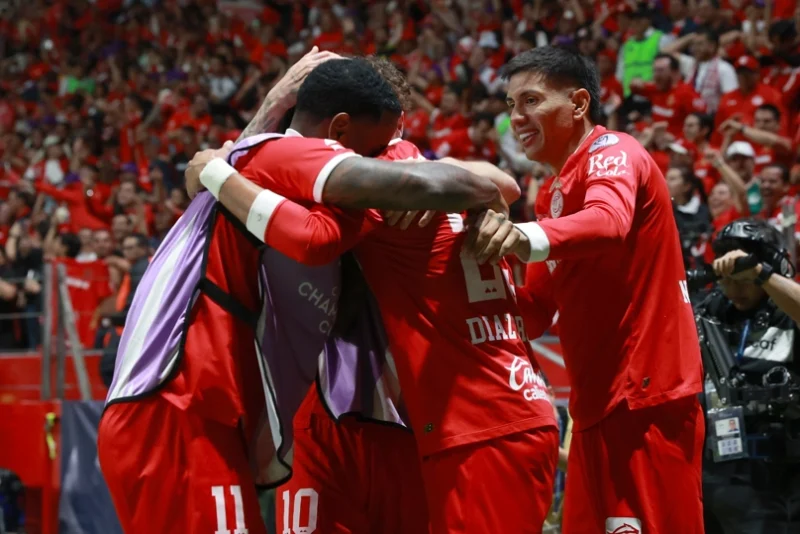 MEX4251. TOLUCA (MÉXICO), 30/05/2026.- Jugadores de Toluca celebran un gol este sábado, durante un partido por la final de la Copa de Campeones Concacaf entre Toluca y Tigres en el estadio Nemesio Diez en Toluca (México). EFE/ Felipe Gutiérrez
