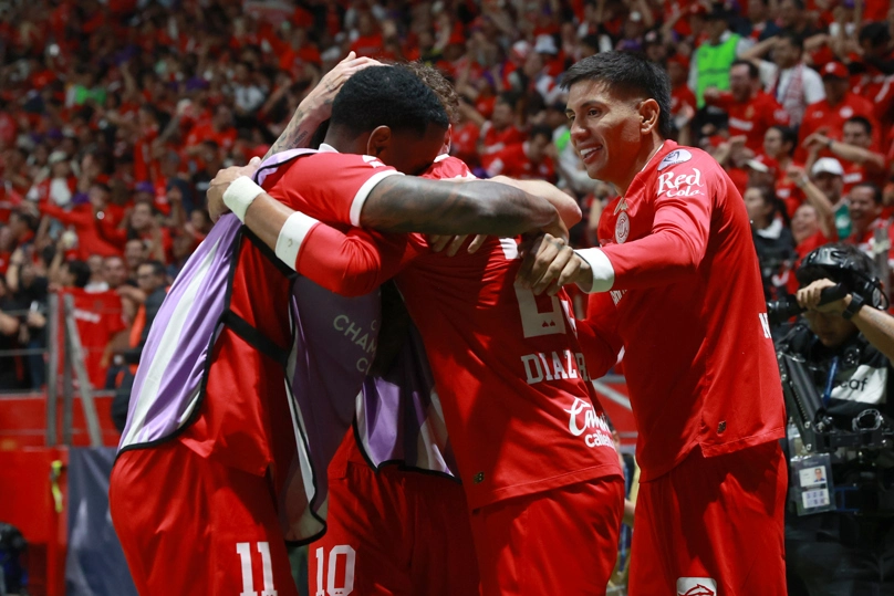 MEX4251. TOLUCA (MÉXICO), 30/05/2026.- Jugadores de Toluca celebran un gol este sábado, durante un partido por la final de la Copa de Campeones Concacaf entre Toluca y Tigres en el estadio Nemesio Diez en Toluca (México). EFE/ Felipe Gutiérrez