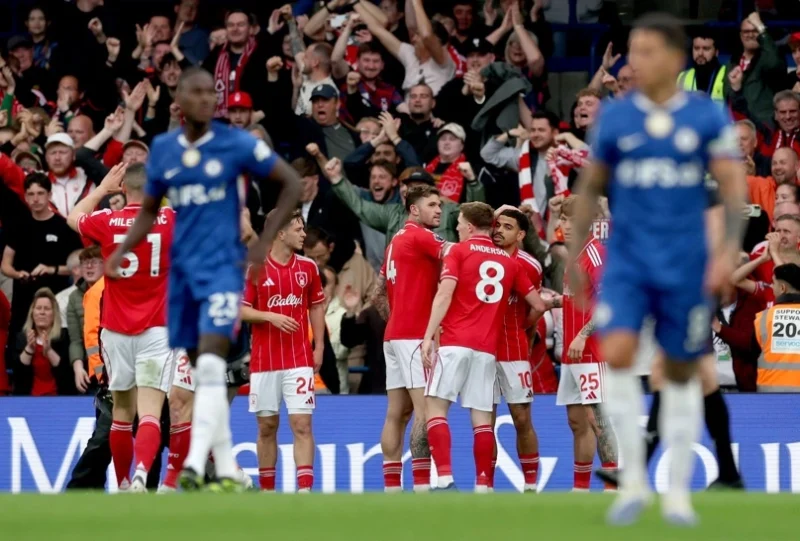 LONDRES (Reino Unido), 04/05/2026.- Los jugadores del Forest celebran su tercer gol durante el partido de la Premier League inglesa entre el Chelsea FC y el Nottingham Forest, en Londres, Gran Bretaña, el 4 de mayo de 2026. (Reino Unido, Londres) EFE/EPA/ANDY RAIN