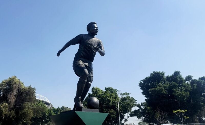 Inauguran estatua de Pelé en Guadalajara previo al Mundial 2026