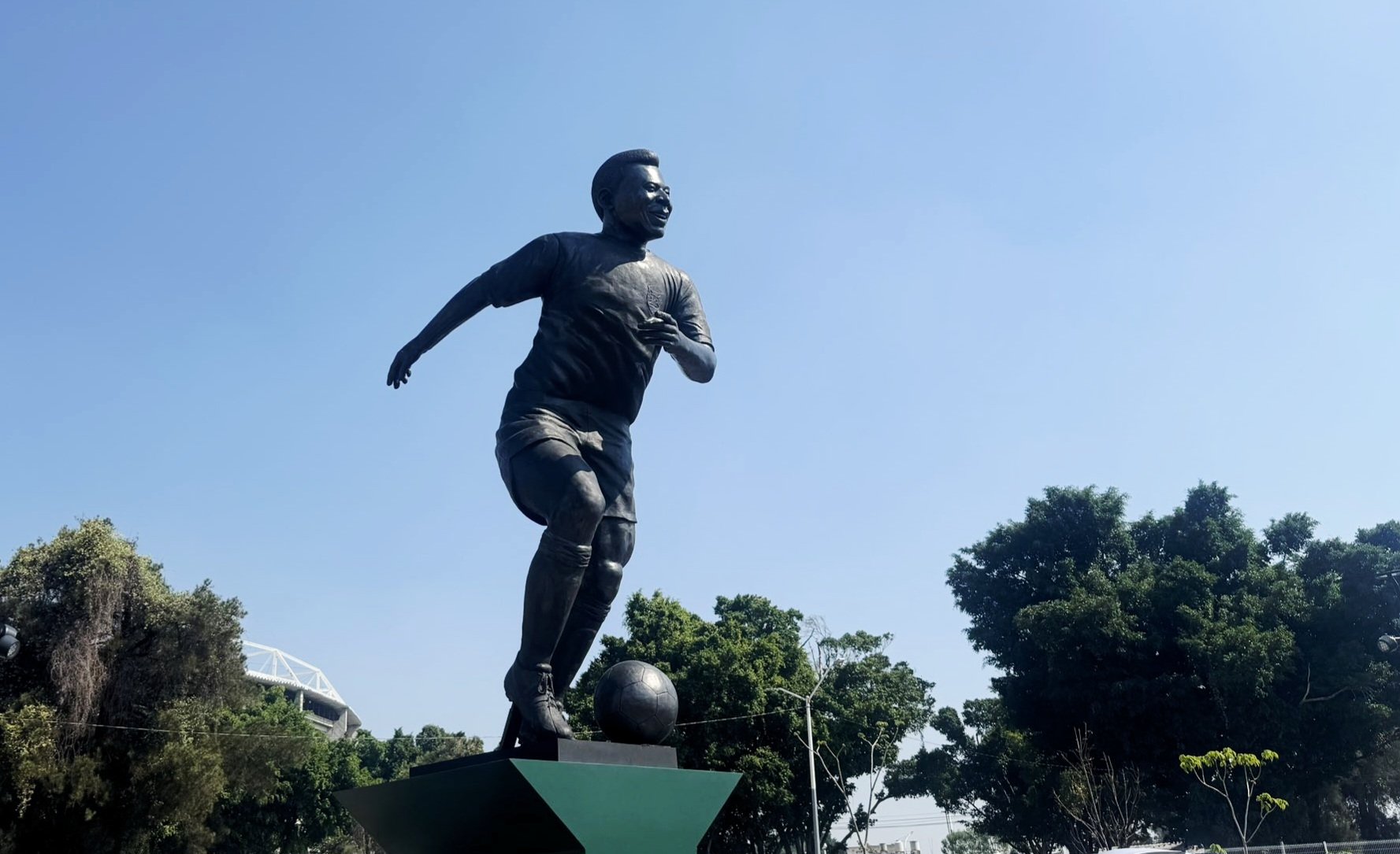 Inauguran estatua de Pelé en Guadalajara previo al Mundial 2026