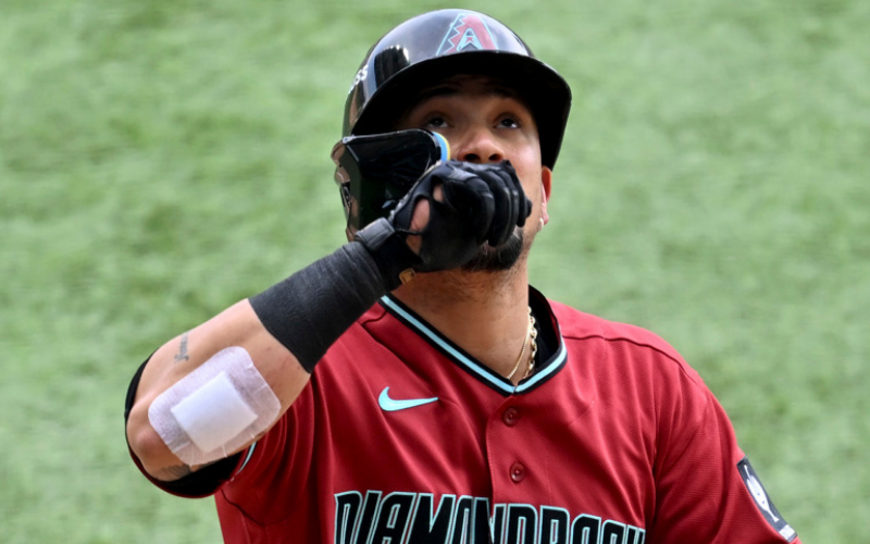 MEX1223. CIUDAD DE MÉXICO (MÉXICO), 26/04/2026.- Ildemaro Vargas de los Arizona Diamondbacks celebra una carrera este domingo en un juego del MLB World Tour México City Series 2026 entre Arizona Diamondbacks y San Diego Padres, en el estadio Alfredo Harp Helú, en Ciudad de México (México). EFE/Enrique Gutiérrez