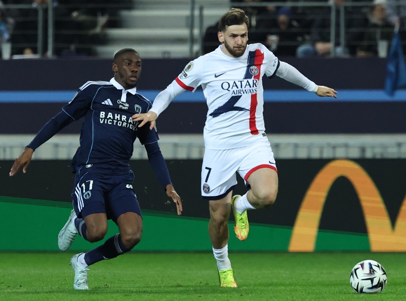 PARIS (France), 17/05/2026.- PSG's Khvicha Kvaratskhelia (R) and Paris' Adama Camara (L) in action during the French Ligue 1 soccer match between Paris FC vs Paris Saint-Germain in Paris, France, 17 May 2026. (Francia) EFE/EPA/MOHAMMED BADRA