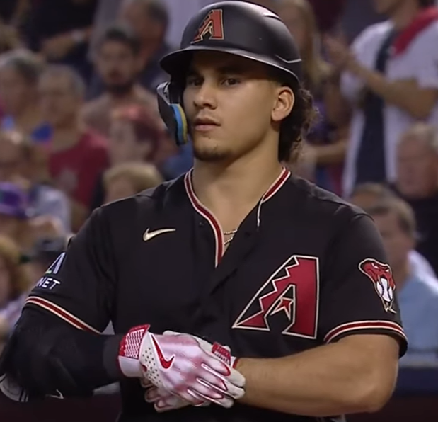 Captura tomada en "Alek Thomas TIES NLCS GAME 4 in the bottom of the 8th!"  en YouTube del canal "MLB"