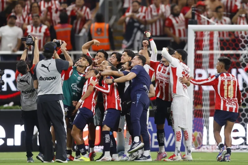 GUADALAJARA (MÉXICO), 09/05/2026.- Jugadores de Guadalajara celebran este sábado, al finalizar un partido de cuartos de final de la Liga MX entre Guadalajara y Tigres en el Estadio Akron, en Guadalajara (México). EFE/ Francisco Guasco