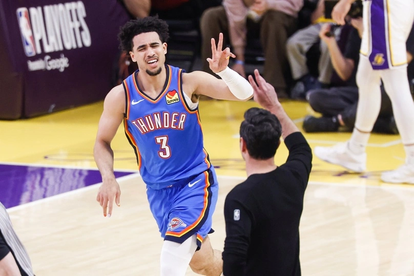 LOS ÁNGELES (Estados Unidos), 10/05/2026.- El base de los Thunder, Jared McCain, celebra un triple durante la primera mitad del tercer partido de la segunda ronda de los Playoffs de la NBA entre los Los Angeles Lakers y el Oklahoma City Thunder en el Crypto.com Arena de Los Ángeles, California, EE. UU., el 09 de mayo de 2026. (Baloncesto) EFE/EPA/CHRIS TORRES SHUTTERSTOCK OUT