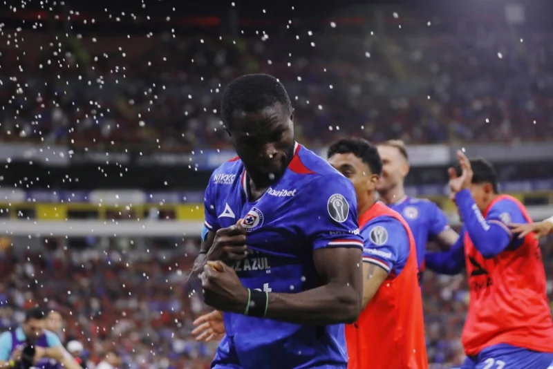 GUADALAJARA (MÉXICO), 02/05/2026.- Osinachi Ebere de Cruz Azul celebra un gol este sábado, en un partido de la Liga MX entre Atlas y Cruz Azul en el estadio Jalisco, en Guadalajara (México). EFE/ Francisco Guasco