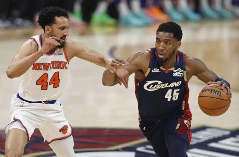 Cleveland (Estados Unidos), 24/05/2026.- El escolta de los New York Knicks, Landry Shamet (I), defiende al escolta de los Cleveland Cavaliers, Donovan Mitchell (D), durante el tercer partido de las finales de la Conferencia Este de la NBA entre los Cleveland Cavaliers y los New York Knicks en Cleveland, Ohio, EE. UU., el 23 de mayo de 2026. (Baloncesto, Nueva York) EFE/EPA/DAVID MAXWEL