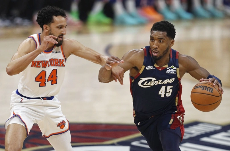 Cleveland (Estados Unidos), 24/05/2026.- El escolta de los New York Knicks, Landry Shamet (I), defiende al escolta de los Cleveland Cavaliers, Donovan Mitchell (D), durante el tercer partido de las finales de la Conferencia Este de la NBA entre los Cleveland Cavaliers y los New York Knicks en Cleveland, Ohio, EE. UU., el 23 de mayo de 2026. (Baloncesto, Nueva York) EFE/EPA/DAVID MAXWEL