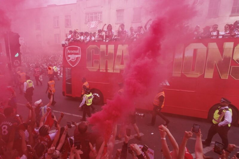 Arsenal celebra en Londres la Premier y cura las heridas de Budapest