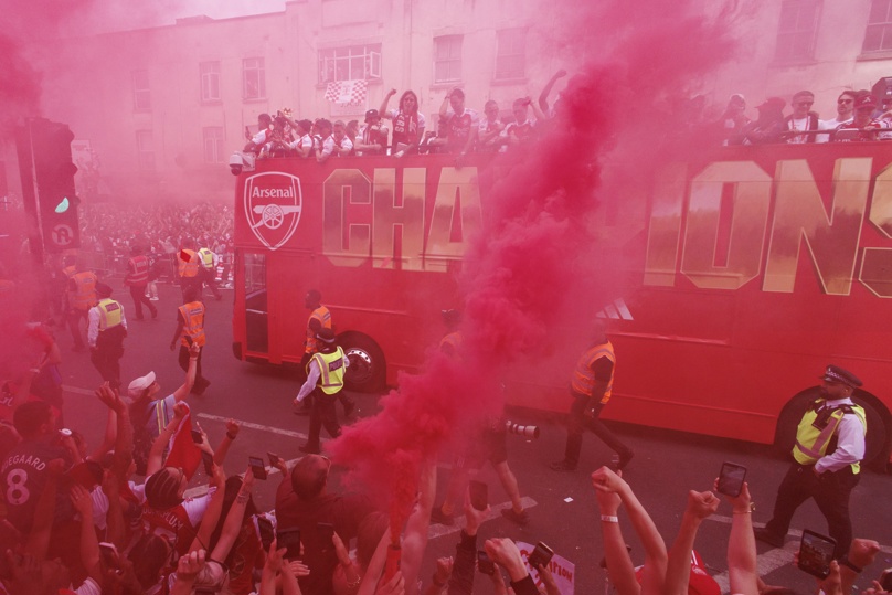 Arsenal celebra en Londres la Premier y cura las heridas de Budapest