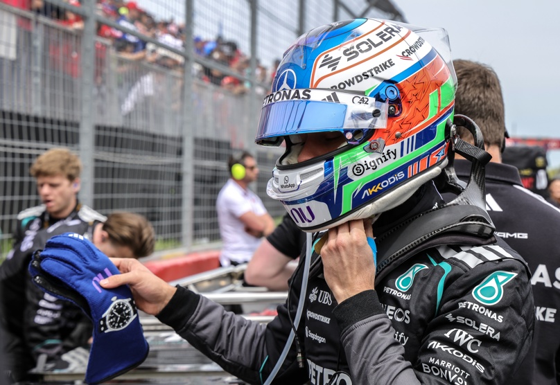 Montreal (Canada), 23/05/2026.- Mercedes driver Andrea Kimi Antonelli of Italy adjusts his helmet at the starting grid prior to the Sprint in the Formula 1 Canada Grand Prix at the Circuit Gilles Villeneuve in Montreal, Canada, 23 May 2026. (Fórmula Uno, Italia) EFE/EPA/CRISTOBAL HERRERA-ULASHKEVICH