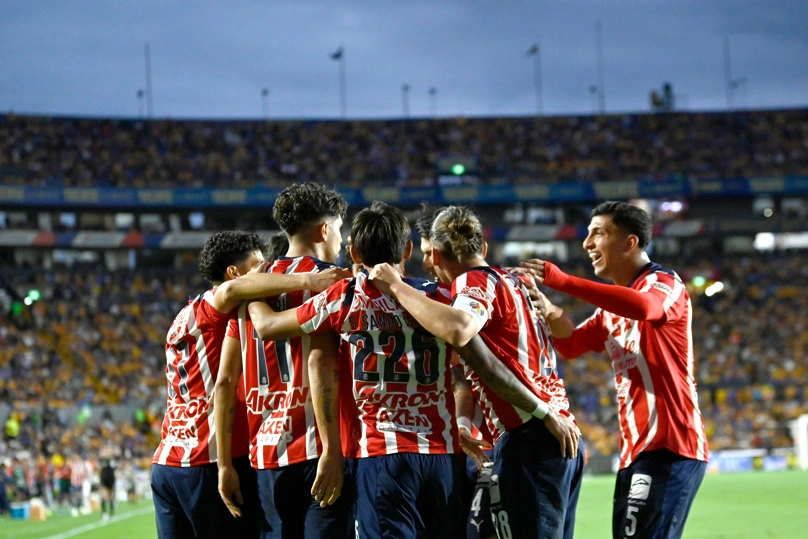 SAN NICOLÁS DE LOS GARZA (MÉXICO), 02/05/2026.- Jugadores de Guadalajara celebran un gol este sábado, durante un partido de la Liga MX entre Tigres y Guadalajara en el estadio Universitario en San Nicolás de Los Garza (México). EFE/Miguel Sierra Chivas