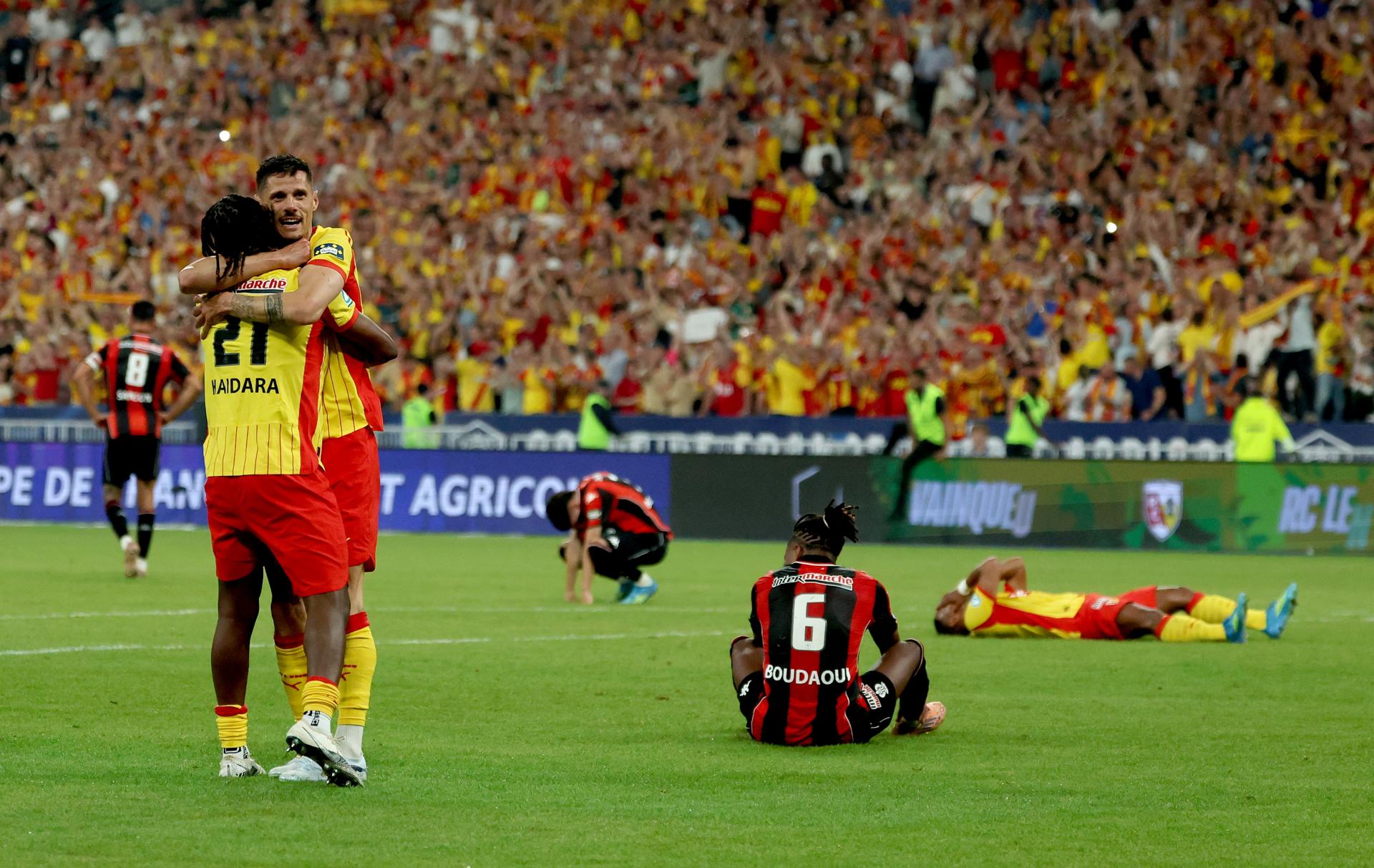 Los jugadores del Lens celebran el triunfo, entre la desolación de los futbolistas del Niza. EFE/EPA/MOHAMMED BADRA
