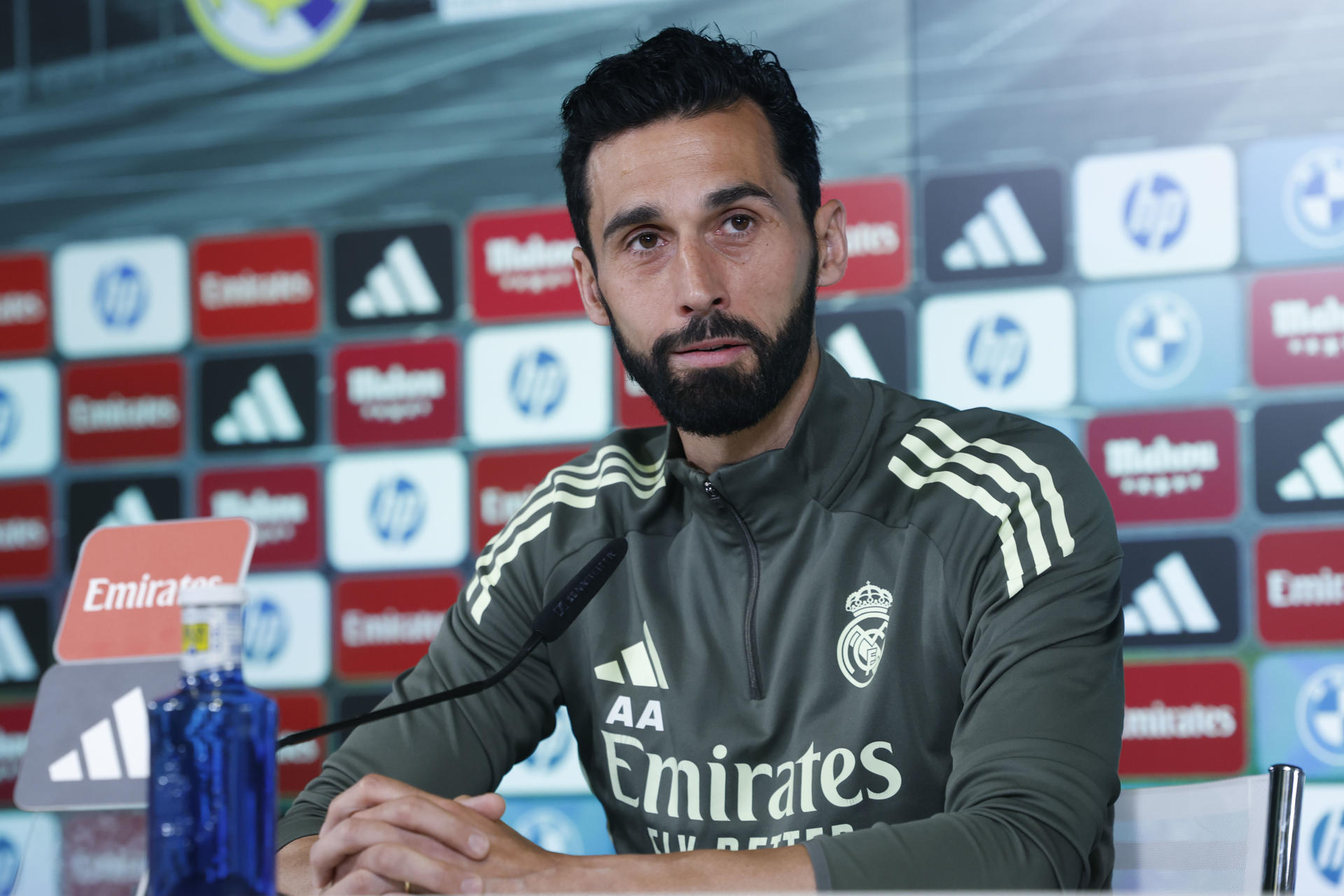El entrenador del Real Madrid, Álvaro Arbeloa, durante la rueda de prensa previa al entrenamiento que el equipo realiza este sábado en la Ciudad Deportiva de Valdebebas para preparar el partido de la 34 jornada de LaLiga que disputa mañana ante el RCD Espanyol. EFE/J.J. Guillén