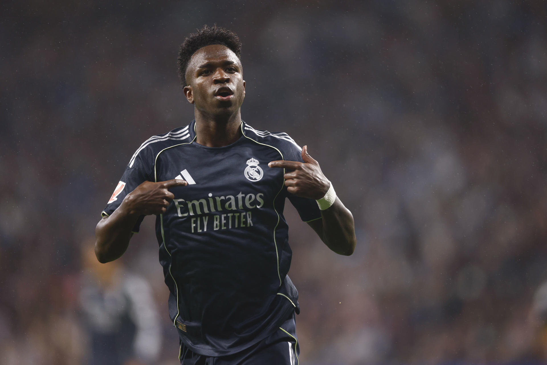 El delantero del Real Madrid Vinicius Junior celebra tras marcar el 0-2, durante el partido de LaLiga de fútbol que RCD Espanyol y Real Madrid disputaron en el RCDE Stadium, en Barcelona. EFE/Quique García