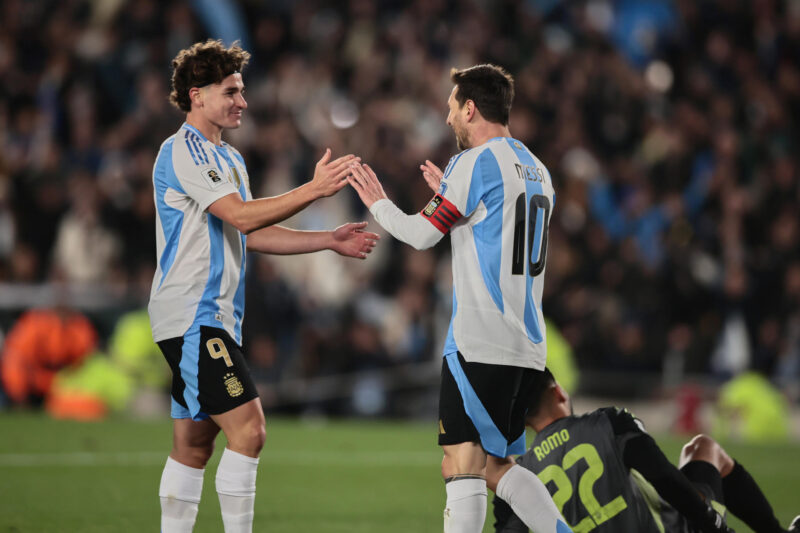 Lionel Messi (d) y Julian Alvarez de Argentina en foto de archivo de Adan González. EFE
