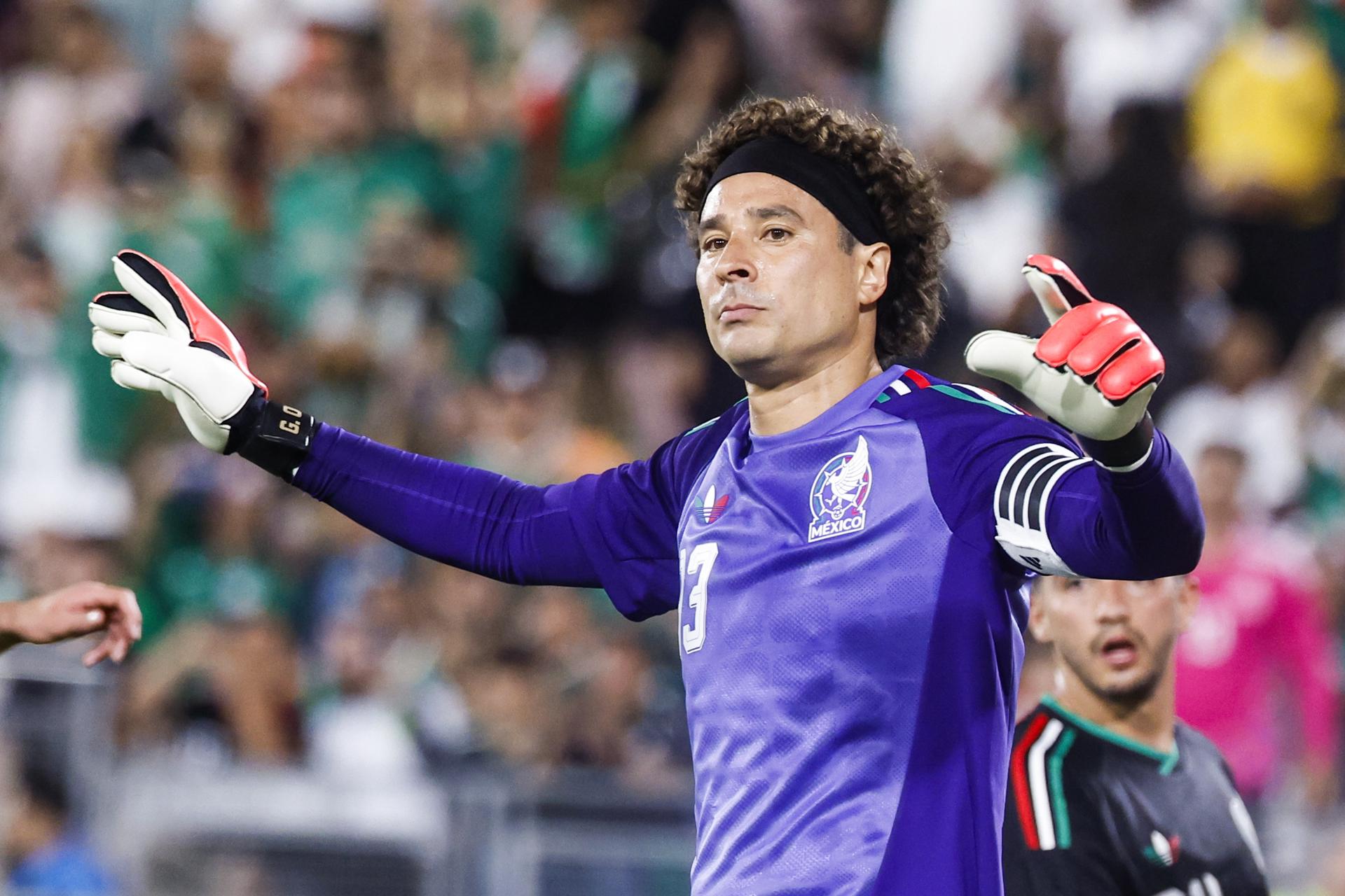 El portero mexicano Guillermo Ochoa hace gestos a su equipo durante la segunda parte de un partido amistoso internacional entre México y Australia jugado el sábado 30 de mayo de 2026 en el estadio Rose Bowl de Los Ángeles, California (EE.UU.).  EFE/CHRIS TORRES