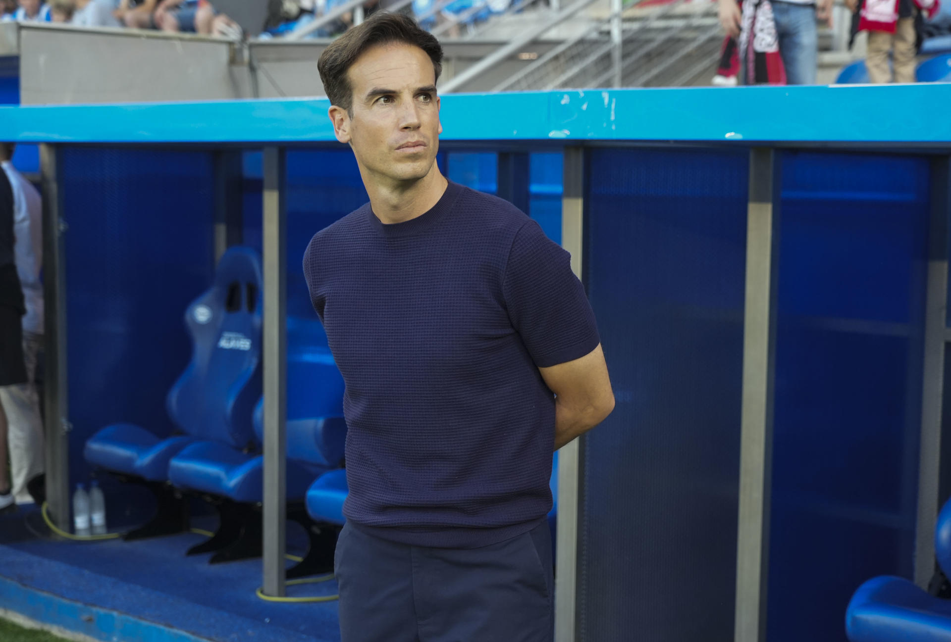 El entrenador del Rayo Iñigo Pérez, durante el partido de LaLiga de fútbol que Deportivo Alavés y Rayo Vallecano disputaron el 23 de mayo en el estadio de Mendizorroza, en Vitoria. EFE/ L. Rico