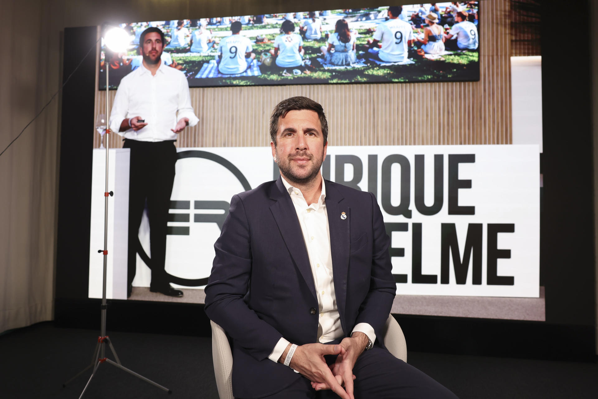 Madrid, 28/05/2026.- El candidato a la presidencia del Real Madrid Enrique Riquelme, durante una entrevista a Efe en la que aboga por la jerarquía para solucionar los conflictos internos del club. Si hay una estructura, con bajar una vez al vestuario, basta. EFE/Kiko Huesca