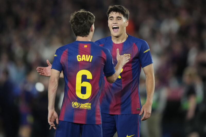 Yamal, Doué y la nueva generación que sueña con el Mundial Los jugadores del FC Barcelona Gavi y Pau Cubarsi celebran la victoria y el título de Liga al finalizar el encuentro correspondiente a la jornada 35 de LaLiga que FC Barcelona y Real Madrid disputaron este domingo en el Camp Nou, en Barcelona. EFE/Enric Fontcuberta.