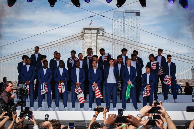 Los partidos del Mundial 2026 que se juegan hoy viernes 12 de junio Jugadores de Estados Unidos posan para una foto de equipo en el escenario durante la presentación de la plantilla de Estados Unidos para el Mundial. EFE/EPA/KENA BETANCUR