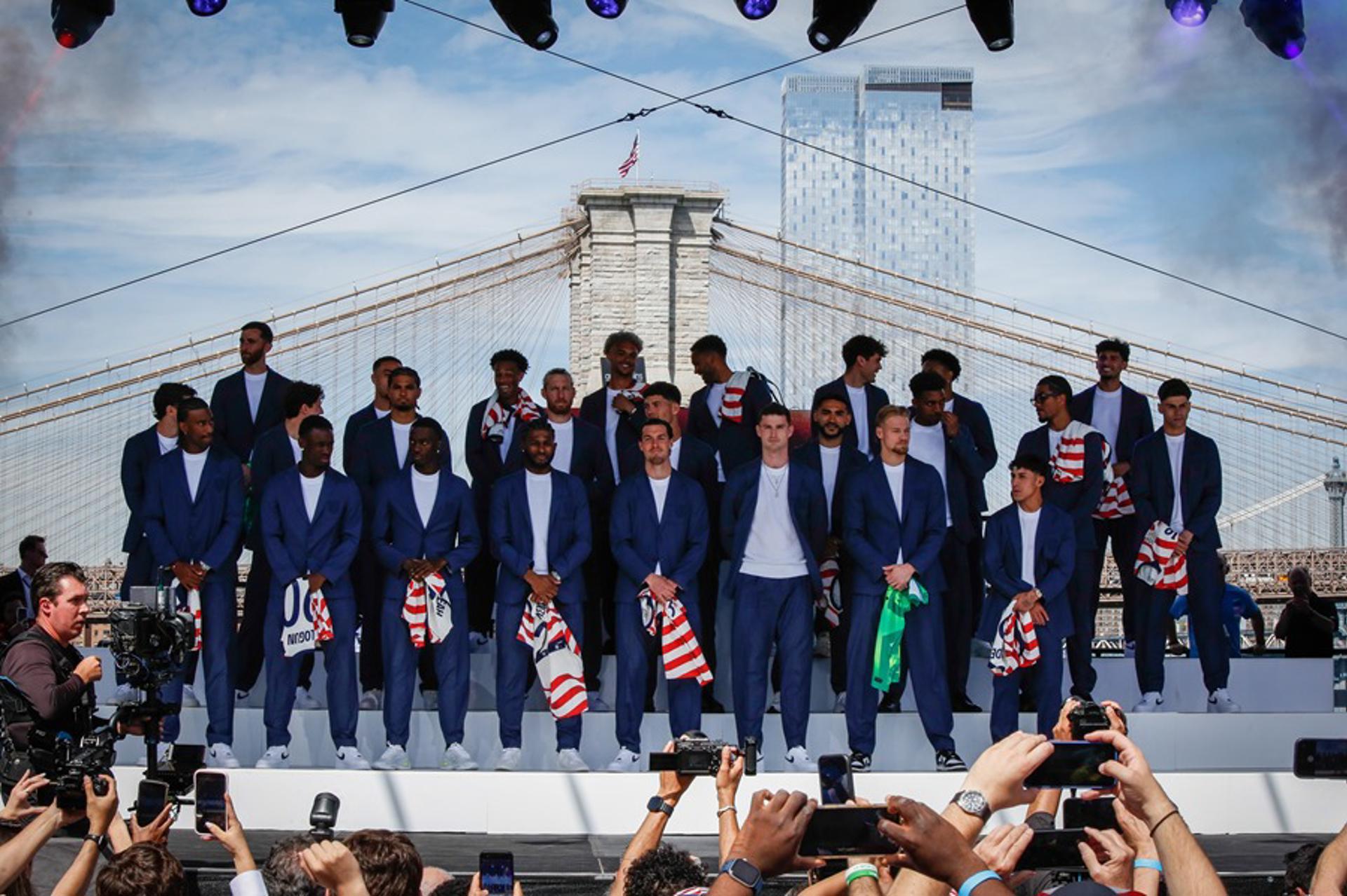 Jugadores de Estados Unidos posan para una foto de equipo en el escenario durante la presentación de la plantilla de Estados Unidos para el Mundial. EFE/EPA/KENA BETANCUR