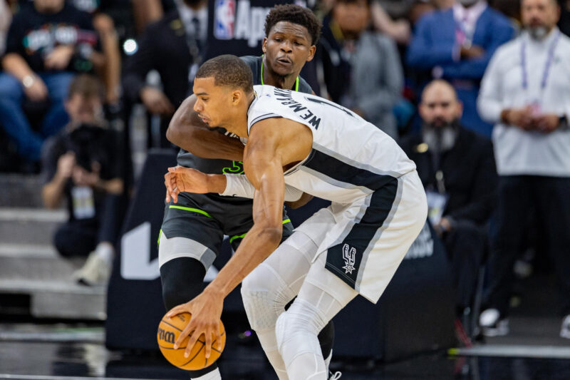 Victor Wembanyama, de San Antoni,o disputa el balón con Anthony Edwards, de los Timberwolves, en el AT&T Center en San Antonio (Estados Unidos). EFE/Carlos Ramírez
