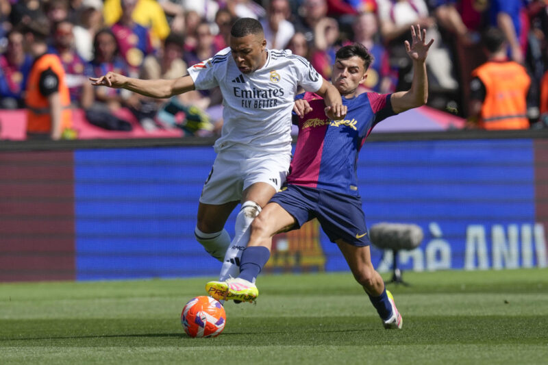 Mbappé y Pedri, en una foto de archivo del Barcelona-Real Madrid de la pasada temporada.-EFE/ Enric Fontcuberta