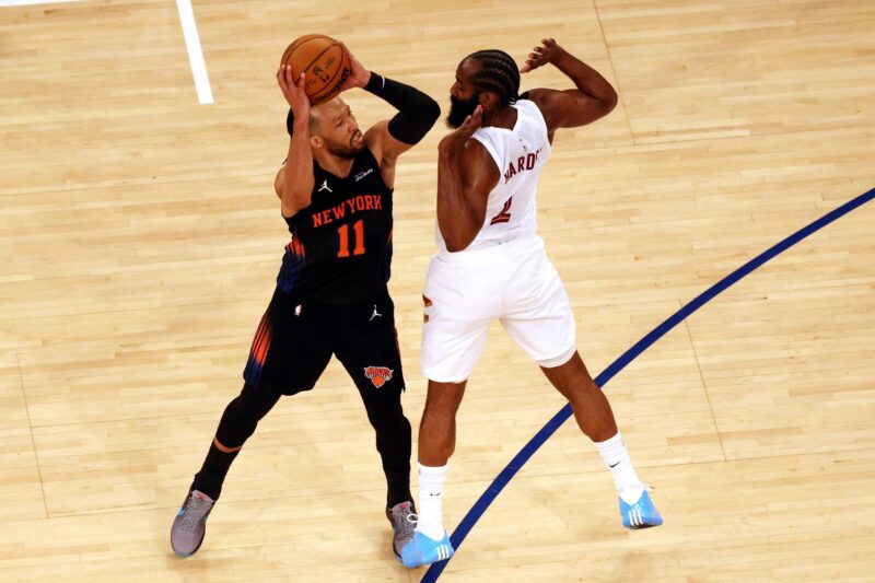 Jalen Brunson (I) de los New York Knicks y James Harden (D) de los Cleveland Cavaliers luchan por el control del balón durante el segundo juego de la serie final de la Conferencia Este de la NBA jugado este jueves en el Madison Square Garden de Nueva York. EFE/EPA/Olga Fedorova