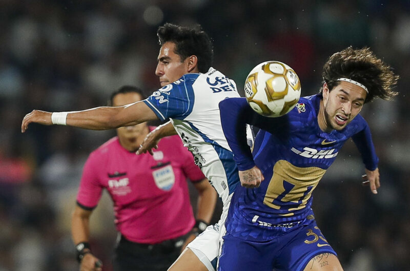 Pumas y la salida de Efraín Juárez destapan viejas heridas Jordan Carrillo (d), de Pumas UNAM, disputa un balón con Elías Montiel, de Pachuca, durante un partido por las semifinales de la Liga MX entre Pumas UNAM y Pachuca en el estadio Olímpico Universitario en Ciudad de México (México). EFE/Isaac Esquivel