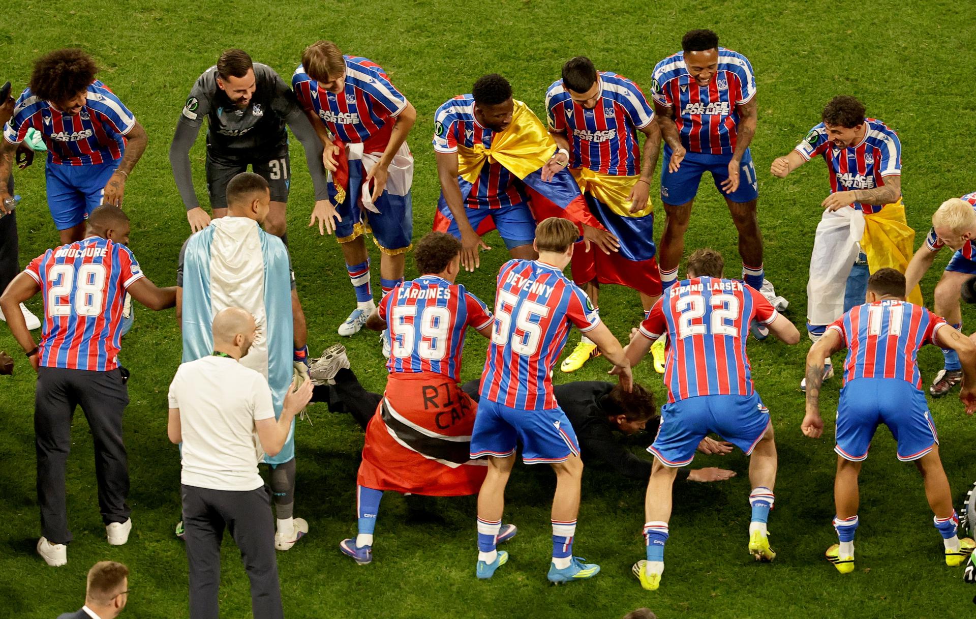 Efecto dominó: Oliver Glasner se acerca al AC Milan Los jugadores del Crystal Palace celebran que su entrenador, Oliver Glasner (C), se haya lanzado al terreno de juego tras ganar la final de la Conference League contra el Rayo Vallecano, en Leipzig, Alemania. EFE/EPA/FRIEDEMANN VOGEL