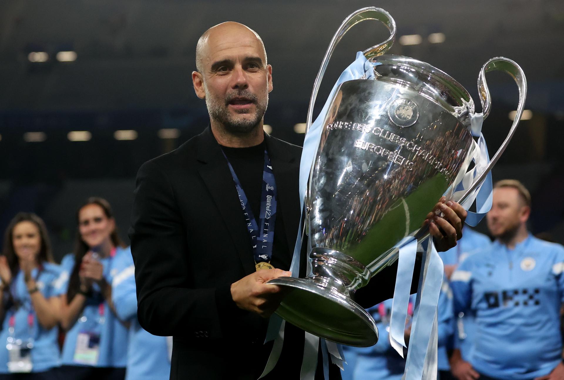 Foto de archivo del 10 de junio de 2023, en la que se ve al entrenador del Manchester City, Pep Guardiola, con el trofeo de Liga de Campeones. EFE/ MARTIN DIVISEK