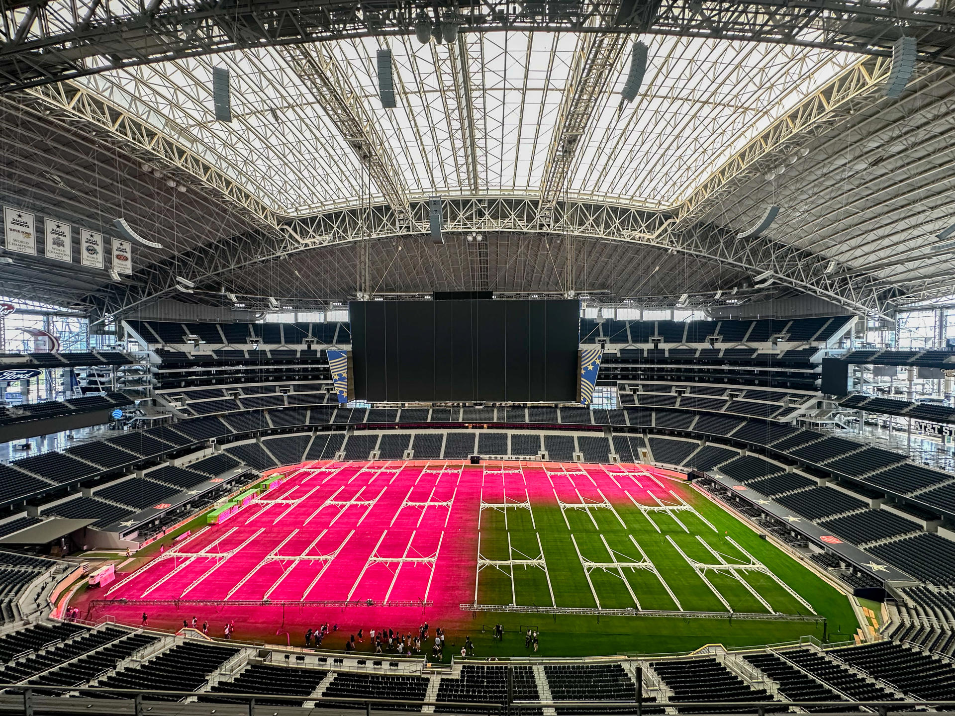 La guía definitiva para entender los husos horarios del Mundial 2026 Fotografía que muestra luces de cultivo sobre la cancha del estadio AT&T, en Dallas, que recibirá nueve partidos del Mundial FIFA 2026. EFE/Carlos Ramírez