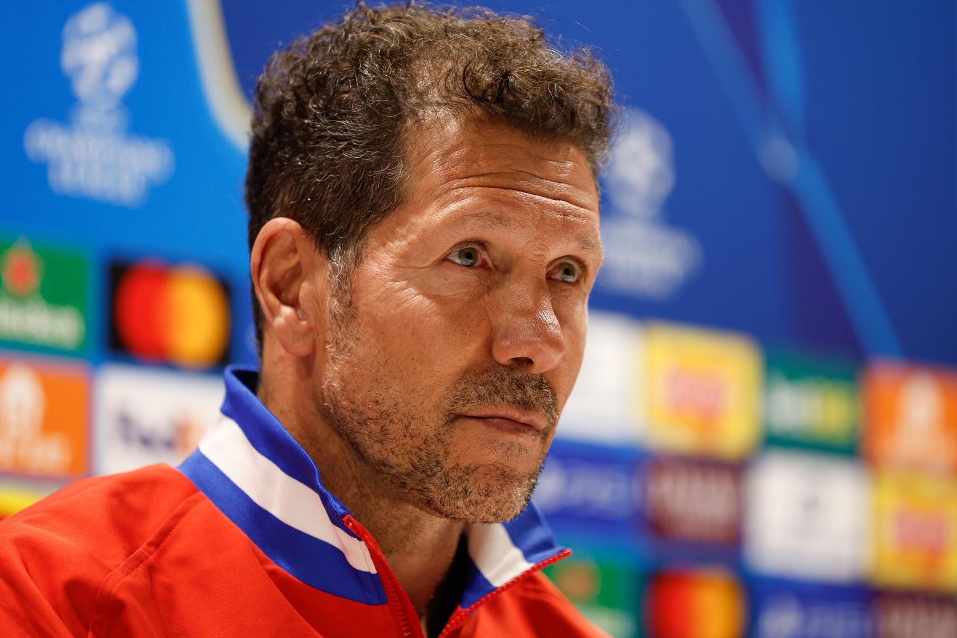 El entrenador del  Atlético de Madrid Diego Simeone en la rueda de prensa previa al partido de vuelta de la UEFA Champions League que se juega este martes en Londres, Reino Unido. EFE/EPA/DAVID CLIFF