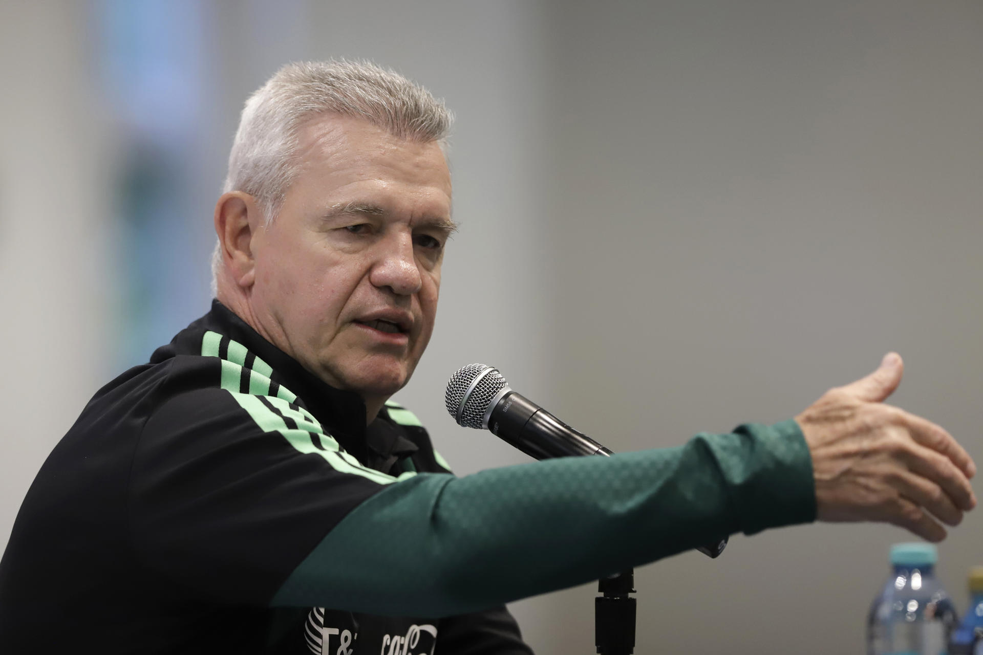 El seleccionador de México, Javier Aguirre, dijo en una rueda de prensa que aprovechará el partido amistoso ante Ghana de este viernes para observar a todos los jugadores con los que cuenta en la concentración previa al Mundial 2026, este jueves en Puebla (México). EFE/ Hilda Ríos