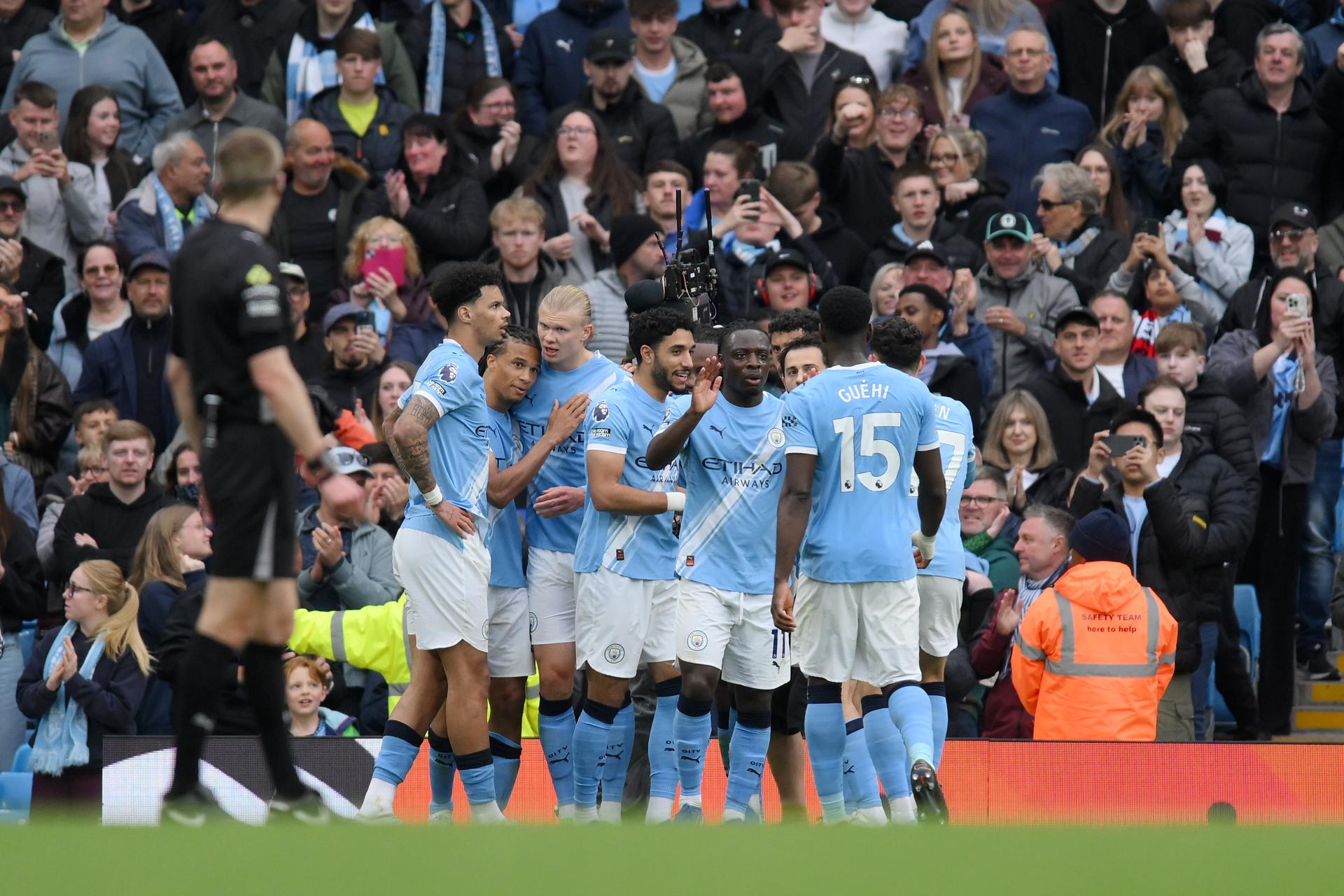 El jugador del  City Erling Haaland (C-I) celebra con sus compañeros el 2-0 durante el partido de la Premier League que han jugado Manchester City y Brentford FC, en Manchester, Reino Unido. EFE/EPA/GARY OAKLEY