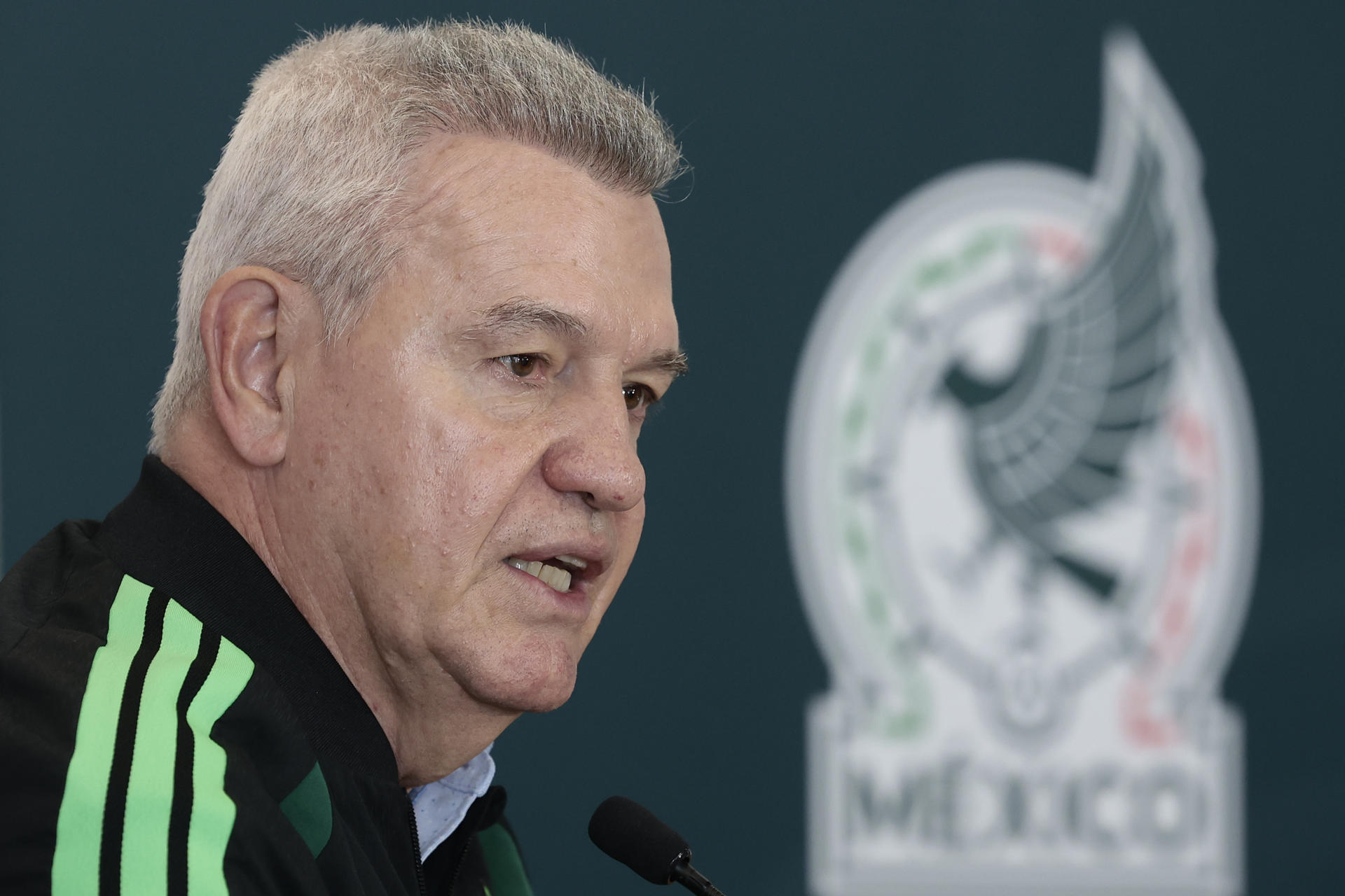 El entrenador de la selección mexicana de fútbol, Javier Aguirre, habla durante una rueda de prensa en el Centro de Alto Rendimiento de la Federación Mexicana de Fútbol (FMF), en Ciudad de México (México). EFE/José Méndez