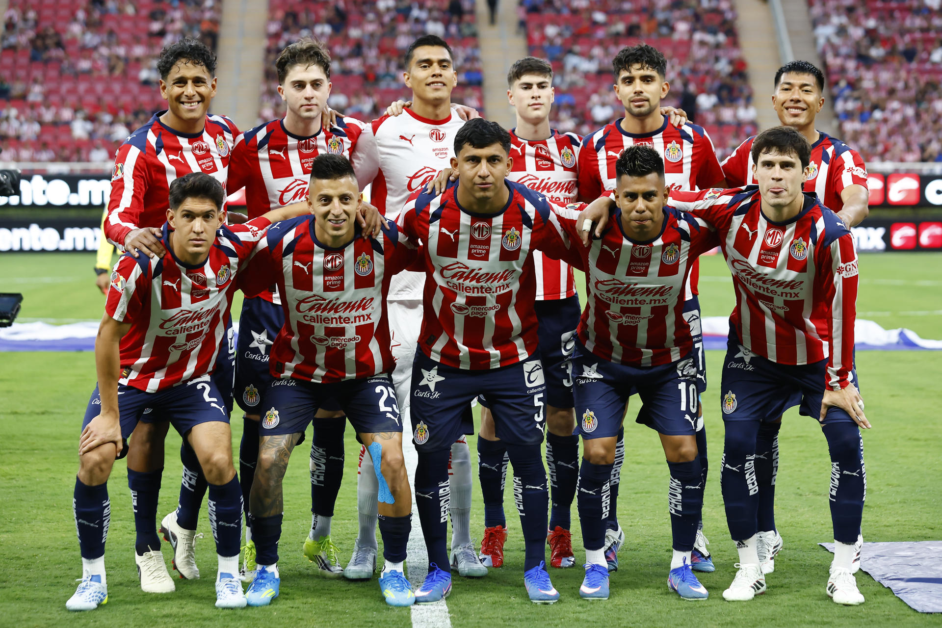 Jugadores de Guadalajara forman previo a un partido en el Estadio Akron, en Guadalajara, Jalisco (México). Fotografía de archivo. EFE/ Francisco Guasco