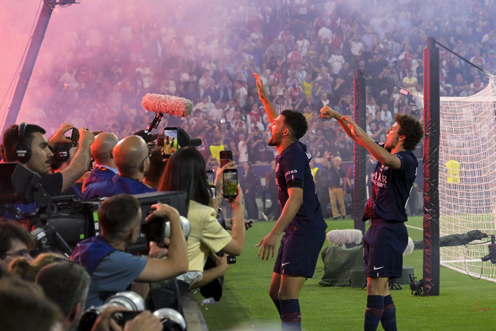 La era dorada de Luis Enrique: El arquitecto detrás del bicampeonato Los jugadores del PSG Goncalo Ramos (I) y Joao Neves durante el partido Final de la Liga de Campeones UEFA entre Paris Saint-Germain y Arsenal en el estadio Puskas Arena en Budapest, Hungría. EFE/EPA/Zsolt Szigetvary