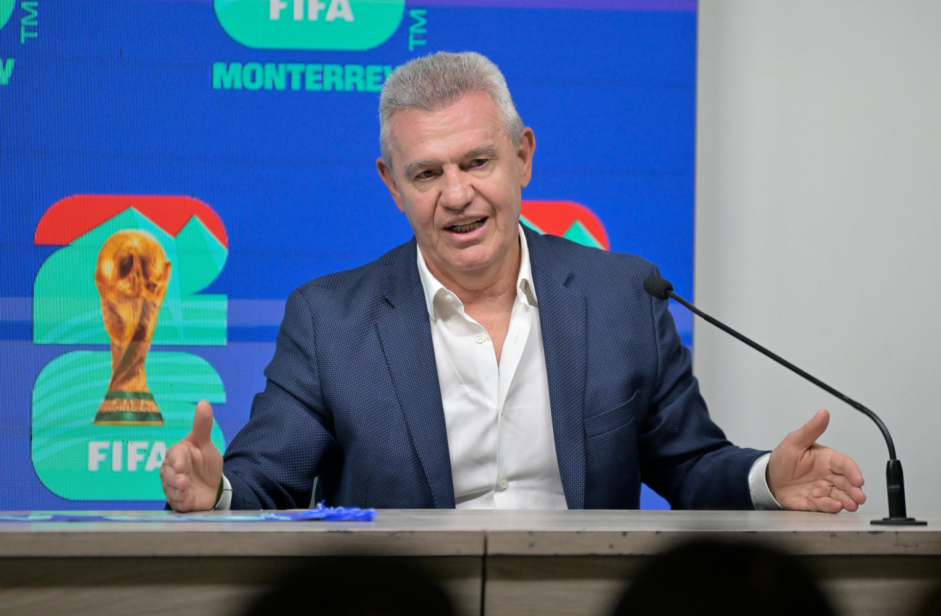 El entrenador de la Selección Mexicana de fútbol, Javier 'Vasco' Aguirre, habla en un panel mundialista este viernes, en el estadio Monterrey (México). EFE/Miguel Sierra