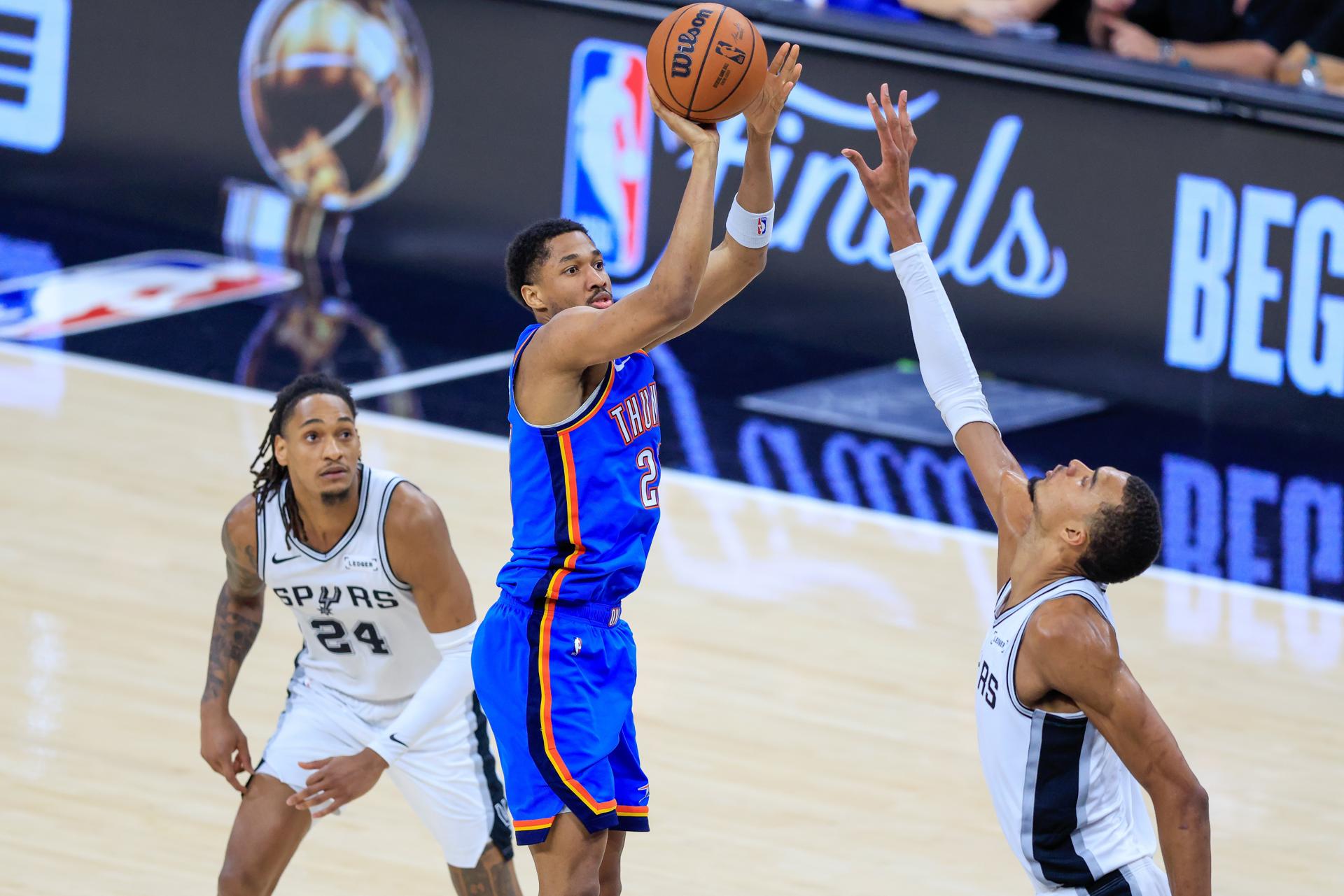El escolta de Oklahoma City Thunder Aaron Wiggins (i) lanza sobre el alero de San Antonio Spurs Victor Wembanyama (D) durante el partido 4 de las Finales de la Conferencia Oeste de la NBA en San Antonio, Texas, EE. UU. EFE/EPA/ADAM DAVIS
