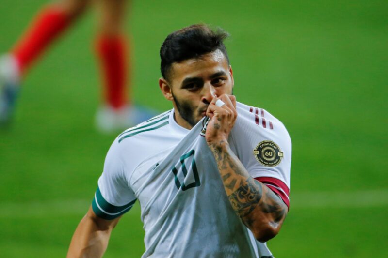 Fotografía de archivo del jugador Alexis Vega de México celebrando una anotación durante un partido en el estadio Akron, en Guadalajara, Jalisco (México). EFE/Francisco Guasco
