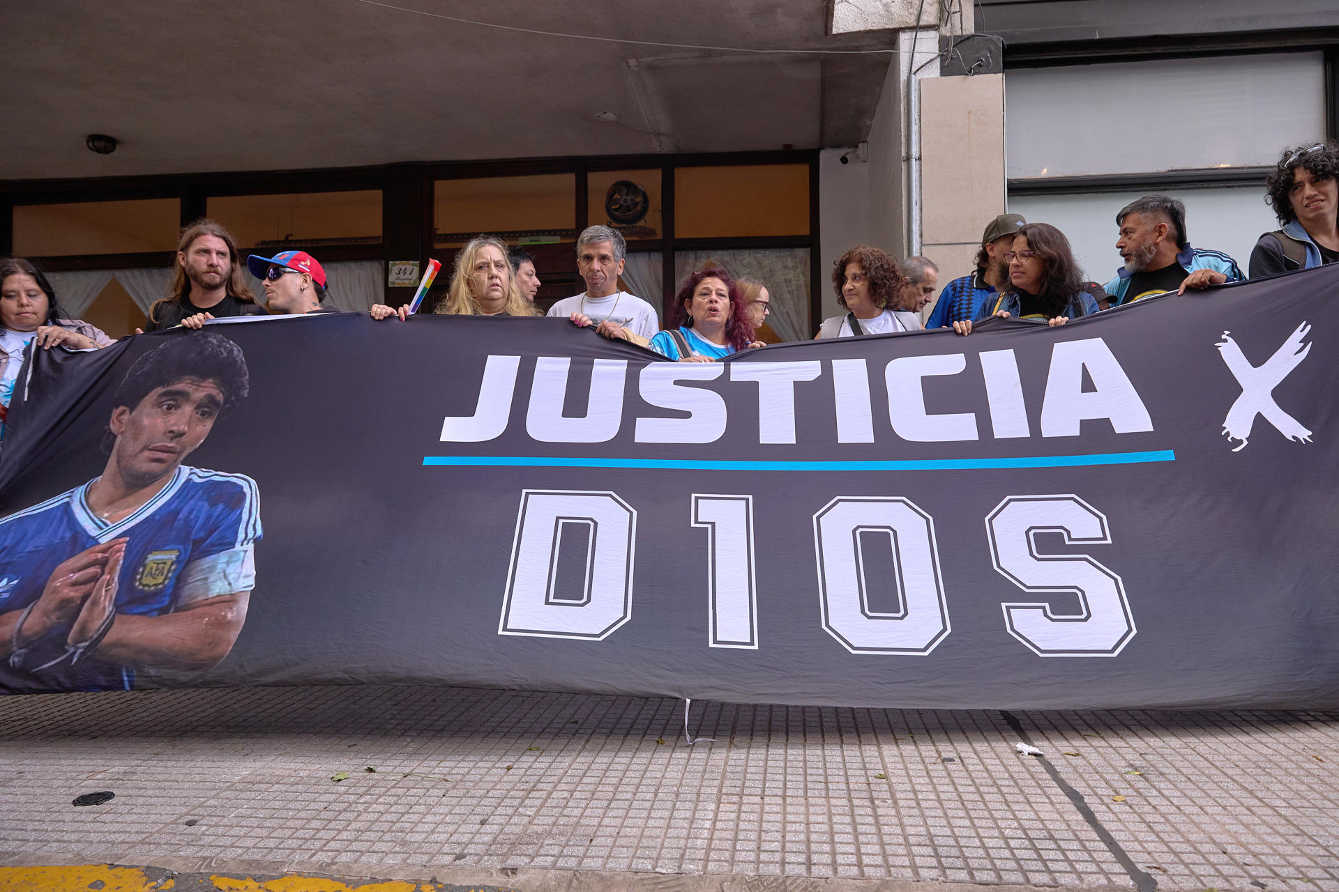 Fotografía de archivo de simpatizantes de Diego Armando Maradona durante una manifiestación afuera del tribunal de San Isidro en Buenos Aires (Argentina). EFE/ Adan Gonzalez