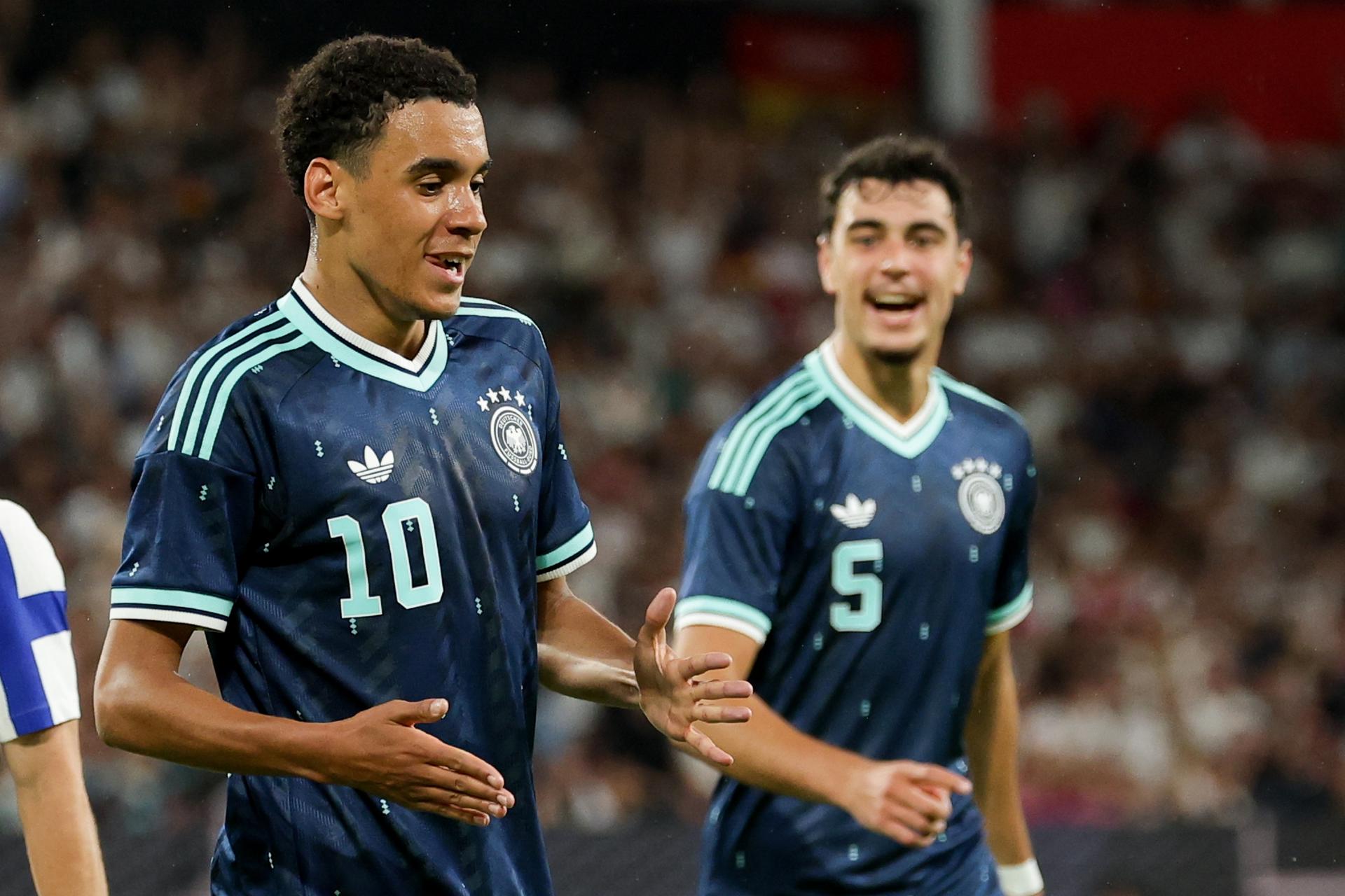 El jugador del Alemania Jamal Musiala celebra el 4-0 durante el amistosos que han jugado Alemania y Finlandia en Maguncia, Alemania. EFE/EPA/CHRISTOPHER NEUNDORF