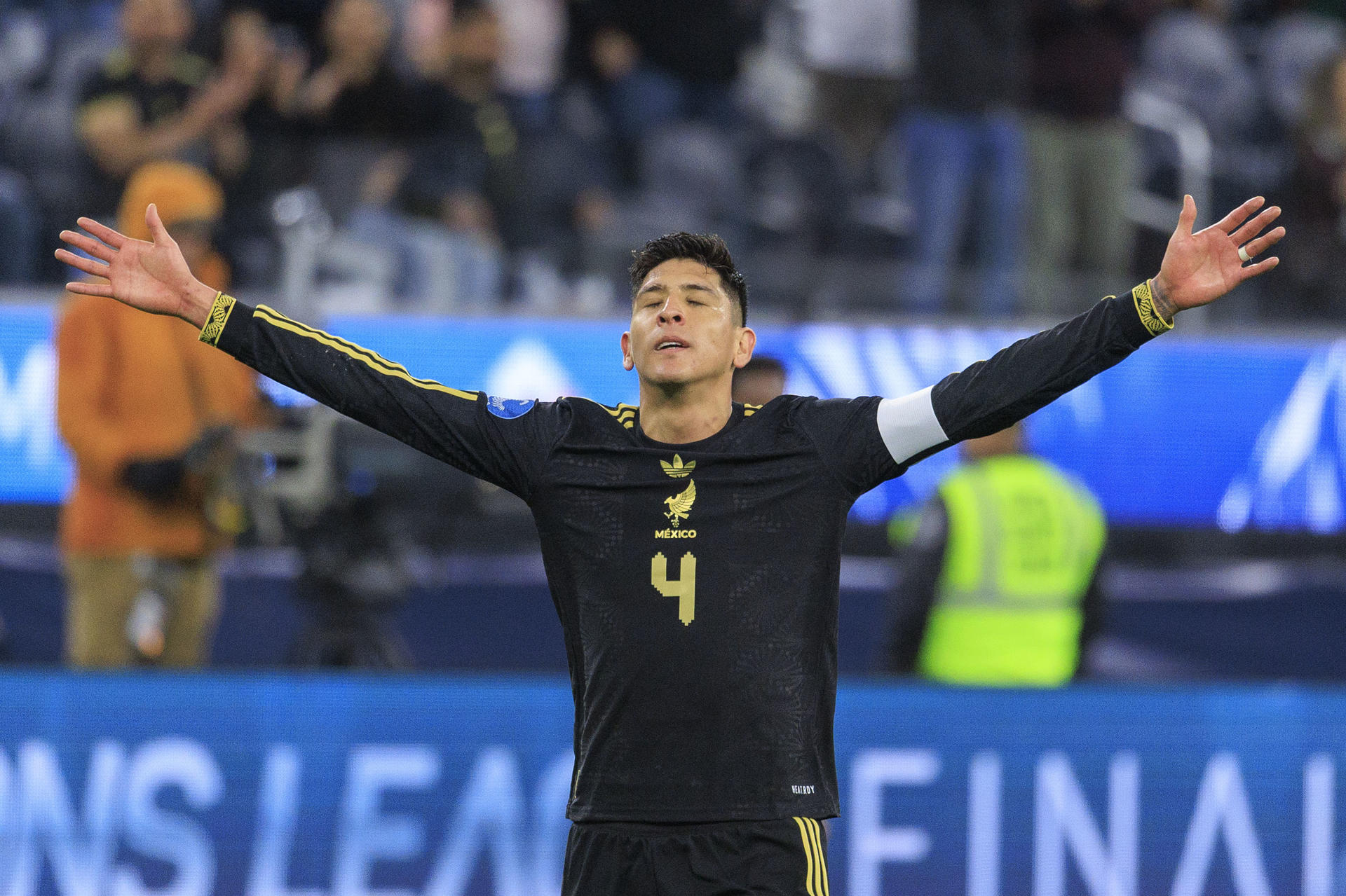 Edson Álvarez de México celebra al finalizar un partido de semifinal de la Liga de Naciones CONCACAF entre las selecciones de Canadá y México en el estadio SoFi en Inglewood, California (EE.UU.). Imagen de archivo. EFE/ Javier Rojas