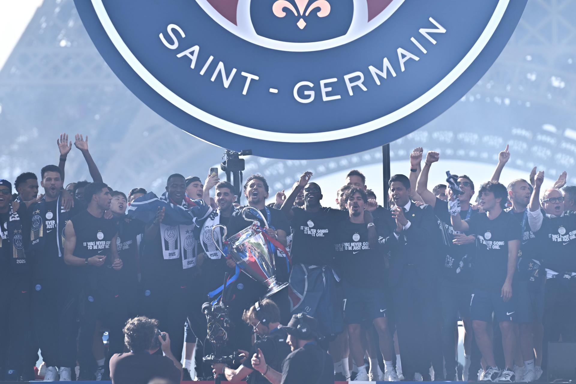 ¡Leipzig rechaza oferta millonaria del Liverpool por Yan Diomandé! Marquinhos, la Copa de Europa y toda la plantilla del pSG junto a la Torre Eiffel. EFE/EPA/FIRAS ABDULLAH