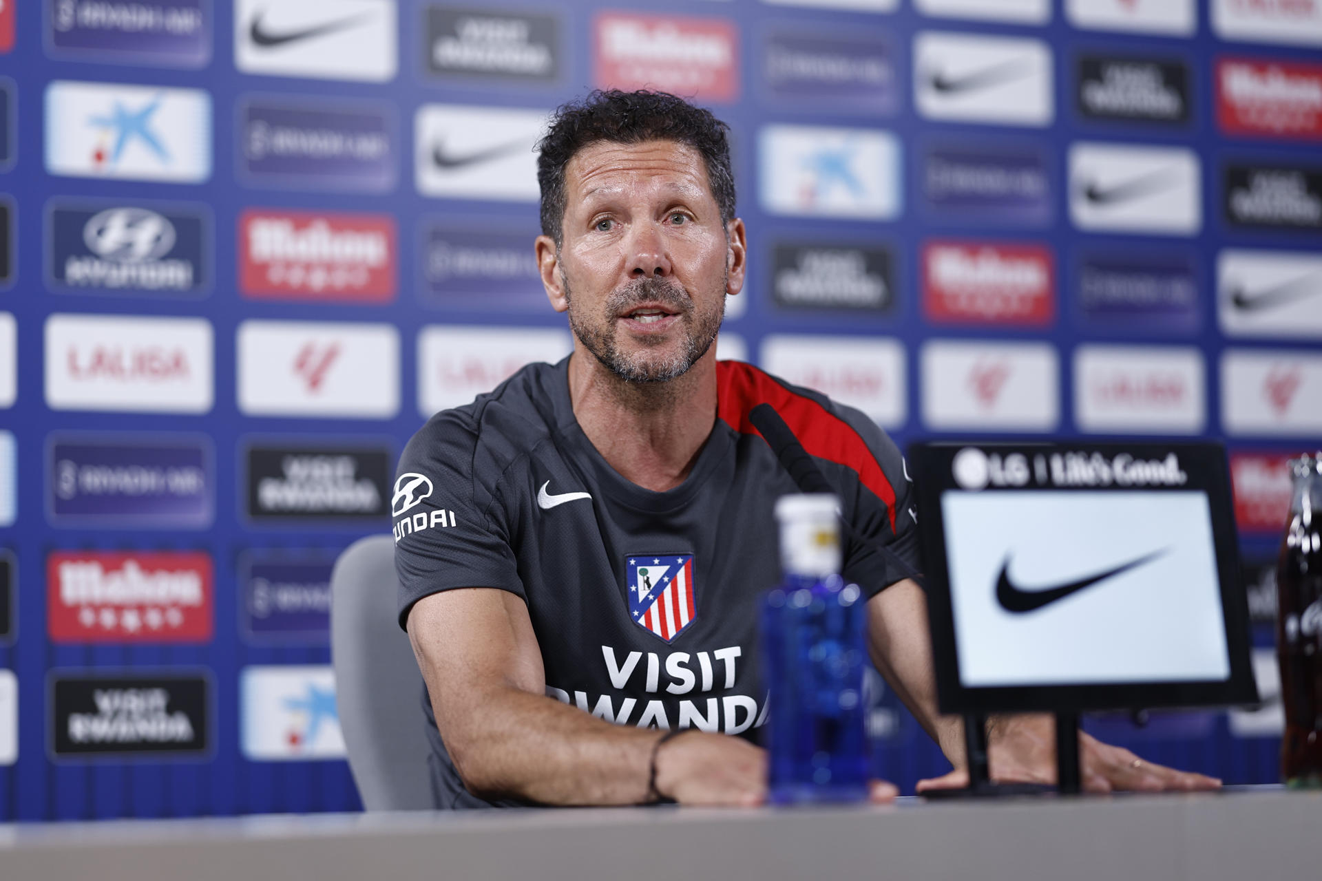 El entrenador del Atlético de Madrid, Diego Pablo Simeone durante la rueda de prensa tras el entrenamiento del Atletico de Madrid en la Ciudad deportiva en Majadahonda, Madrid este sábado antes de su enfrentamiento liguero contra el Villarreal. EFE / Rodrigo Jiménez