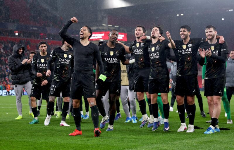 ¿Vale la pena apostar por PSG o Arsenal tiene valor oculto en final? Marquinhos, al frente, junto a sus compañeros tras una victoria en esta edición de la Liga de Campeones. EFE/EPA/ADAM VAUGHAN