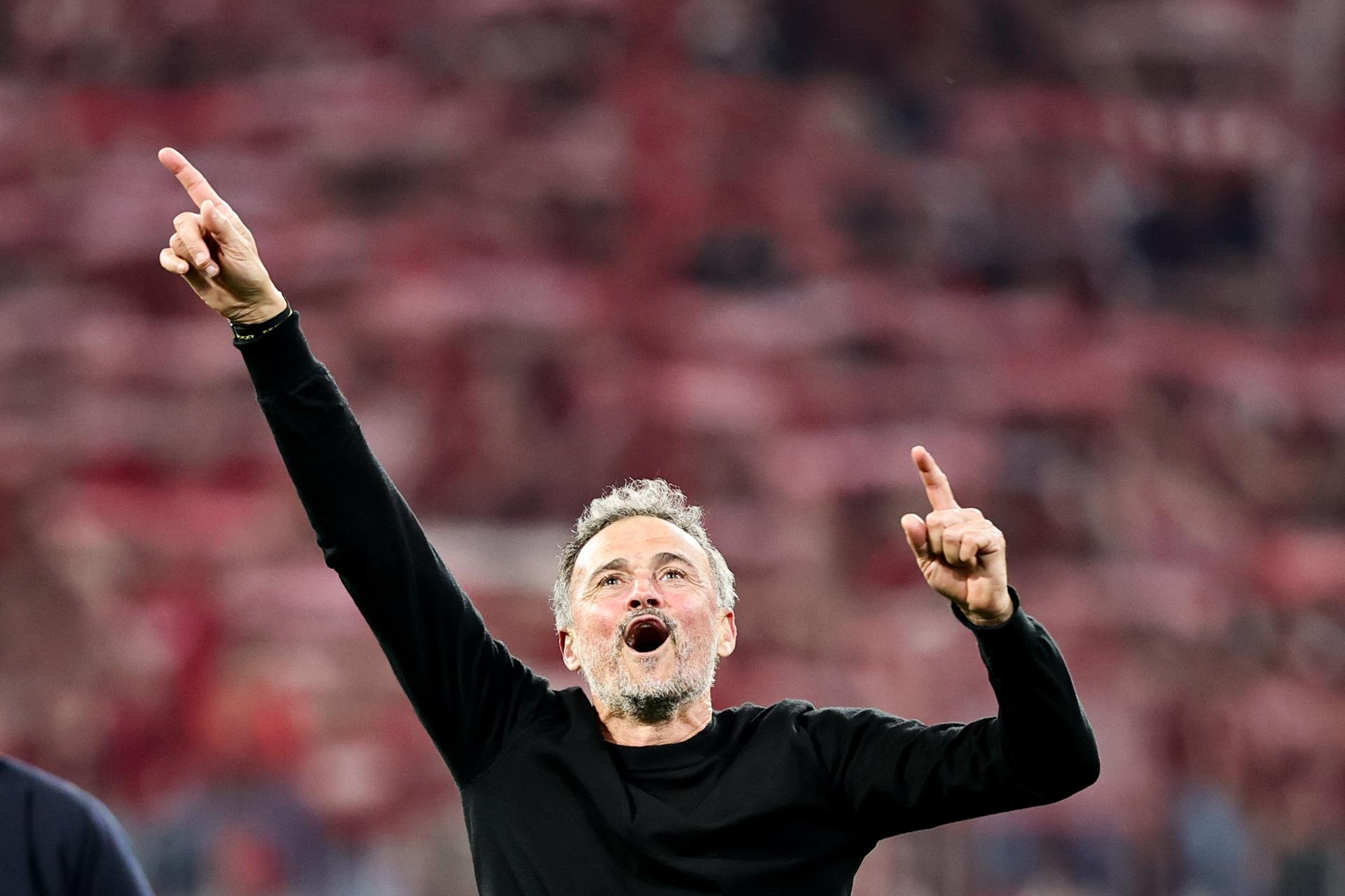 El entrenador del PSG Luis Enrique tras el partido de vuelta de semfinales de la UEFA Champions League entre Bayern Munich y Paris Saint-German, eni Múnich, Alemania. EFE/EPA/RONALD WITTEK